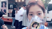  Tak hanya mendapat kue, ia juga mendapat food truck berisi churros dan kopi dari Ok Taec Yeon. Lagi-lagi saat tengah menjalani proses syuting drama Teh Doctors. Foto: Instagram ssinz7