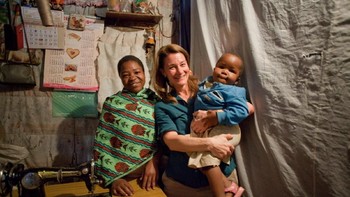 Melinda menggendong anak bayi saat berkunjung ke negara Kenya pada tahun 2017. (Foto: Facebook/Melinda Gates)