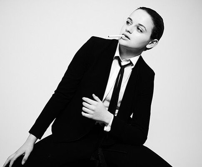 Joey King pertama kali memangkas rambut hingga cepak untuk film The Dark Knight Rises di usia 11 tahun. Wanita 19 tahun tersebut melakukannya lagi untuk film Wish I Was Here di usia 14 tahun. Ketika itu Joey bahkan membotaki rambutnya sendiri di depan kamera. Foto: Instagram @joeyking