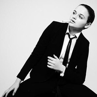 Joey King pertama kali memangkas rambut hingga cepak untuk film The Dark Knight Rises di usia 11 tahun. Wanita 19 tahun tersebut melakukannya lagi untuk film Wish I Was Here di usia 14 tahun. Ketika itu Joey bahkan membotaki rambutnya sendiri di depan kamera. Foto: Instagram @joeyking