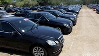 Mobil-mobil tersebut terjemur saat menunggu penumpangnya menghadiri pertemuan tahunan IMF-Word Bank.