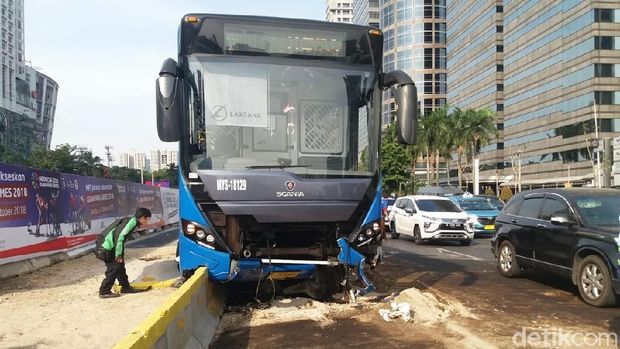 Bus TransJ tabrak separator di Sudirman