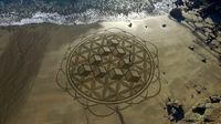 Lukisan mural Treanor dari atas tebing (Marc Treanor/CNN Travel)