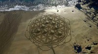 Treanor membuat sketsa di kertas, lalu dia ke pantai, membersihkan area dan mulai berkreasi. Terakhir, ia naik ke puncak bukit dan memandang pantai dan menyaksikan kreasi itu diserap kembali oleh laut (Marc Treanor/CNN Travel)