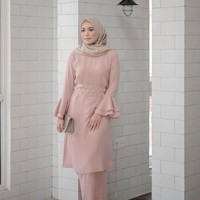 Mega Iskanti jadi salah satu selebgram hijab yang disukai banyak hijabers Indonesia. Ia memiliki gaya yang khas. Warna-warna lembut, dengan potongan busana simple nan feminin ala Mega bisa jadi inspirasi gayamu. Foto: Instagram/Megaiskanti