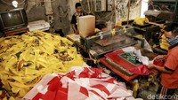 Di balik panasnya persaingan Pemilu 2019 ada berkah tersendiri bagi sejumlah pihak dari pesta demokrasi rakyat Indonesia. Salah satunya bagi sejumlah pengusaha sablon rumahan.
