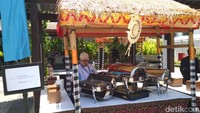 Makanan yang dijual pun mulai dari satai, nasi padang, bakmi goreng, nasi campur Bali, curry bowl, spaghetti, yakiniku rice bowl, hingga jimbaran grilled seafood.