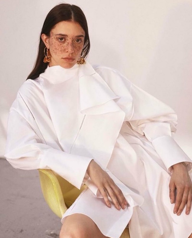 Wajah Maeva memiliki freckles yang membentuk seperti topeng. Punya daya tarik tersendiri, Maeva semakin mudah dikenali. Foto: Instagram (@maevamarshall)