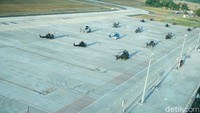 Di salah satu sisi, juga terlihat beberapa helikopter yang ditugaskan untuk melakukan pemantauan keamanan udara selama IMF-World Bank Annual Meeting 2018 di Nusa Dua, Bali.