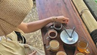 Wah Briptu Dara sedang menikmati minuman apa ya? Banyak banget sampai 7 gelas. Terlihat seperti kopi, cokelat dan teh ya. Foto: instagram @daraintan