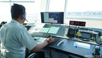 Dari menara ini terlihat aktivitas hilir-mudik pesawat yang akan mendarat dan lepas landas. Petugas ATC terlihat fokus berkonsentrasi dan saling berkoordinasi untuk memberikan informasi. 