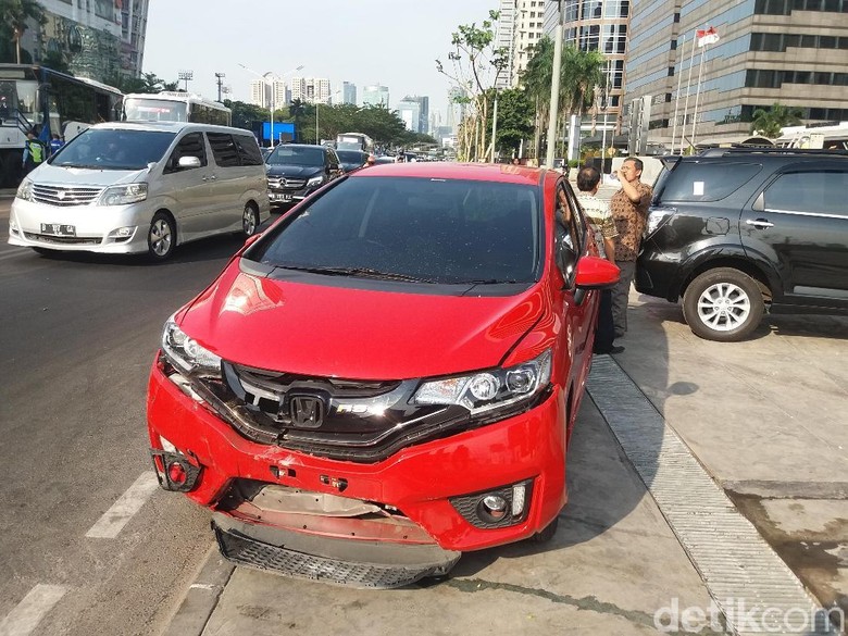 TransJ Tabrak Separator di Jl Sudirman, Satu Mobil Ikut Rusak TransJ Tabrak Separator di Jl Sudirman, Satu Mobil Ikut Rusak