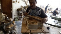 Selain menggunakan bahan-bahan impor, beberapa tahun belakangan ini Tuges juga mulai melirik kayu lokal yang ternyata memiliki kualitas yang tak kalah bagus.