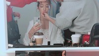 Pemain The Heirs ini ternyata pencinta kopi. Saat dirias saja, ia ditemani secangkir kopi hangat.  Foto: Instagram ssinz7