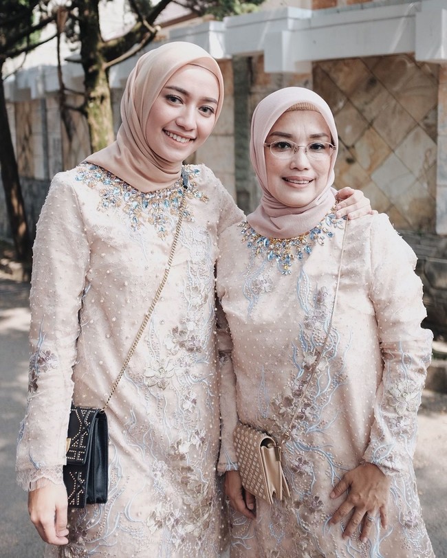 Jika memakai gaun atau busana berbahan berat apalagi dengan tambahan payet, Mega selalu memadukannya dengan hijab segi empat polos. Ia tak takut memilih hijab berbahan katun saat pergi ke acara pernikahan. Sepertinya Mega tetap mengutamakan kenyamanan. Foto: Instagram/Megaiskanti