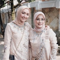 Jika memakai gaun atau busana berbahan berat apalagi dengan tambahan payet, Mega selalu memadukannya dengan hijab segi empat polos. Ia tak takut memilih hijab berbahan katun saat pergi ke acara pernikahan. Sepertinya Mega tetap mengutamakan kenyamanan. Foto: Instagram/Megaiskanti