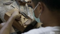 Alat musik petik buatan tangan anak bangsa itu lahir dari bahan-bahan pilihan berkualitas seperti rose wood, kayu mahoni, kayu eboni, dan alascan spruce.
