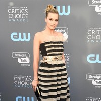 Nama Anne Hathaway sempat muncul sebagai pemeran Barbie, menggantikan Amy Schumer. Tapi pada akhirnya peran tersebut jatuh pada bintang Suicide Squad itu. Foto: Getty Images