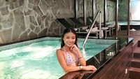 Di akhir pekan memang paling enak buat santai dan berendam di dalam kolam. Betul tidak, Clarie? (Instagram/@xclarieacaciateo)