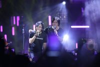 Ari Lasso dan Once Mekel saat tampil bersama Dewa 19. 