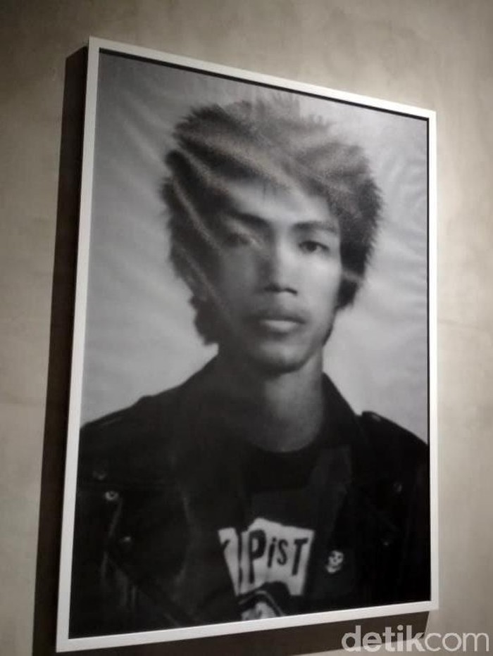 Saat Sri Mulyani bertemu Jokowi Punk di Bali Menteri Keuangan Sri Mulyani Indrawati dan Kepala Bekraf Triawan Munaf Resmikan Art Bali 2018. Karya seni foto mirip Presiden Jokowi pun ditampilkan di Art Bali.