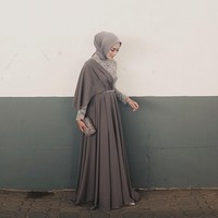 Saat dipercaya untuk jadi bridesmaid, Mega membuat gaun yang tak biasa. Ia memadukan bahan lace dengan satin ke dalam potongan gaun asimetris. Foto: Instagram/Megaiskanti