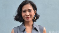 Bunga Zainal mulai ketar-ketir saat anak laki-laki pertamanya sudah berani membicarakan tentang dunia asmara. Foto: Ismail/detikFoto