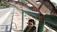 Tampak salah seorang warga sedang menunggu bus di halte Taman BMW Sunter. Kondisi halte yang tak berpelindung itu membuat warga harus berpanas-panasan saat menunggu kendaraan di bawah terik matahari.