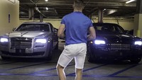 Sedangkan pesaingnya, Conor Anthony McGregor terkenal akan kehidupan glamour. Dirinya pun sering menunjukkannya di akun Instagram pribadi (@thenotoriousmma). Dalam hal kendaraan roda empat diketahui McGregor memiliki dua unit Rolls-Royce, Lamborghini Huracan Avio, Lamborghini Aventador Roadster, BMW i8, McLaren 12C, sampai DeLorean DMC 12. Foto: Instagram @thenotoriousmma