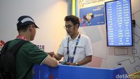 Mereka menukarkan uang rupiah untuk keperluan selama di Jakarta.