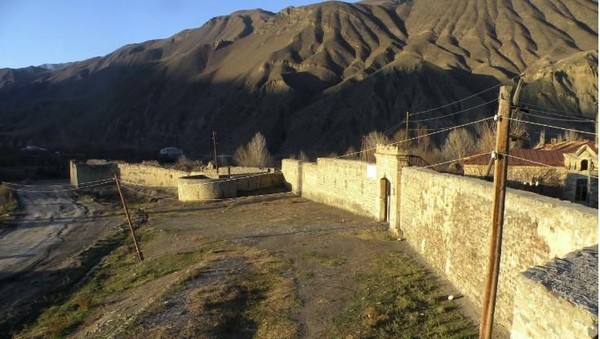 Foto: Dagestan punya sejumlah benteng, ini salah satunya bernama Akhtynskaya. Didirikan oleh Jenderal Golovin pada tahun 1839, arsitektur bangunan ini tidak perlu dipertanyakan lagi, dan benteng ini adalah monumen federal yang dilindungi (Screenshot Russia Travel)