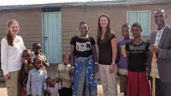 Namun sekali-sekali, anak mereka juga diajak blusukan meninggalkan segala kemewahan. Ini misalnya saat berada di Afrika untuk mengetahui perkembangan terkini kegiatan amal Bill & Melinda Gates Foundation. Foto: Facebook/Melinda Gates
