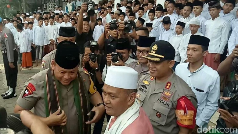 Kunjungi Banyuwangi, Kapolda Jatim Minta Santri dan Kiai Tangkal Hoax Kunjungi Banyuwangi, Kapolda Jatim Minta Santri dan Kiai Tangkal Hoax