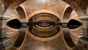 Itu bukan simbol mata dajjal, tapi refleksi dari air di terowongan. Foto: Ultralink