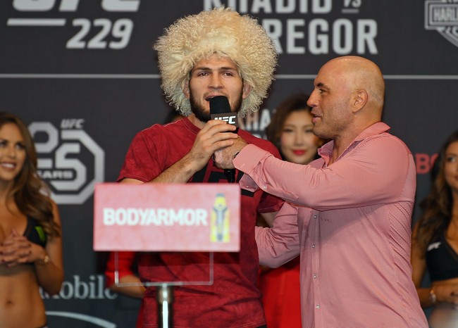 Khabib Nurmagomedov juga memakai ‘wig’ yang sama saat sesi penimbangan berat badan pada Jumat (5/10/2018). Seperti dikutip dari Metro UK, anggapan orang bahwa Khabib memakai wig ternyata salah. Benda mirip wig berwarna pirang yang dipakai Khabib ternyata sebuah topi. Foto: Reuters