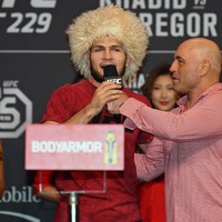 Khabib Nurmagomedov juga memakai ‘wig’ yang sama saat sesi penimbangan berat badan pada Jumat (5/10/2018). Seperti dikutip dari Metro UK, anggapan orang bahwa Khabib memakai wig ternyata salah. Benda mirip wig berwarna pirang yang dipakai Khabib ternyata sebuah topi. Foto: Reuters