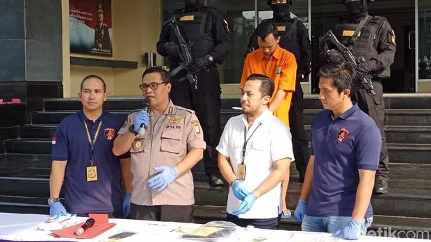 Pria Ngaku Sespri Kapolri Tipu Warga Bermodalkan Foto dengan Tito