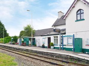 Menginap di Rumah Kepala Stasiun Kereta Wales, Bisa Banget!