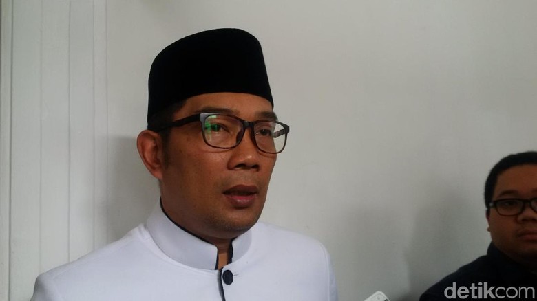Ridwan Kamil Sesalkan Pembakaran Bendera Berkalimat Tauhid di Garut Ridwan Kamil Sesalkan Pembakaran Bendera Berkalimat Tauhid di Garut