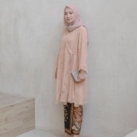 Ciri khasnya, Mega tak pernah tampil berlebihan. Ia biasanya fokus memiliki satu statement dalam penampilannya entah itu pada aksesori, jenis kain, atau hijabnya.  Foto: Instagram/Megaiskanti