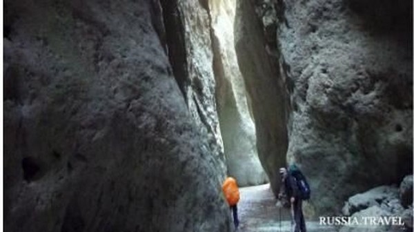 Foto: Ngarai Karadakh adalah tempat yang disebut Gerbang Keajaiban di Dagestan. Struktur alam yang unik, letaknya ada di antara Distrik Khunzakhsky dan Gunibsky. Di sini gelap gulita dan wisatawan yang mengunjunginya seolah-olah berada di terowongan atau gua sempit (Screenshot Russia Travel)