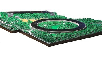 Dia membuat replika Apple Park dengan skala 1/650. Foto: Spencer Rezkalla