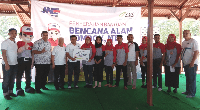  Penyerahan bantuan dari direktur JNE dan manajerial kepada kepala cabang (Foto: dok. JNE)