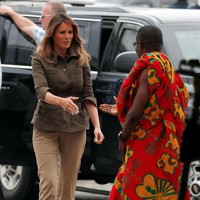 Kegiatan Melania di Ghana diisi dengan kunjungan ke situs bersejarah Cape Coast Castle, tempat yang dulunya dipakai untuk transaksi budak. Pada kesempatan tersebut, ibu satu anak ini tampil kasual dengan jaket army dari Veronica Beard dan loafer bermotif kulit ular Zara. (Foto: Reuters)
