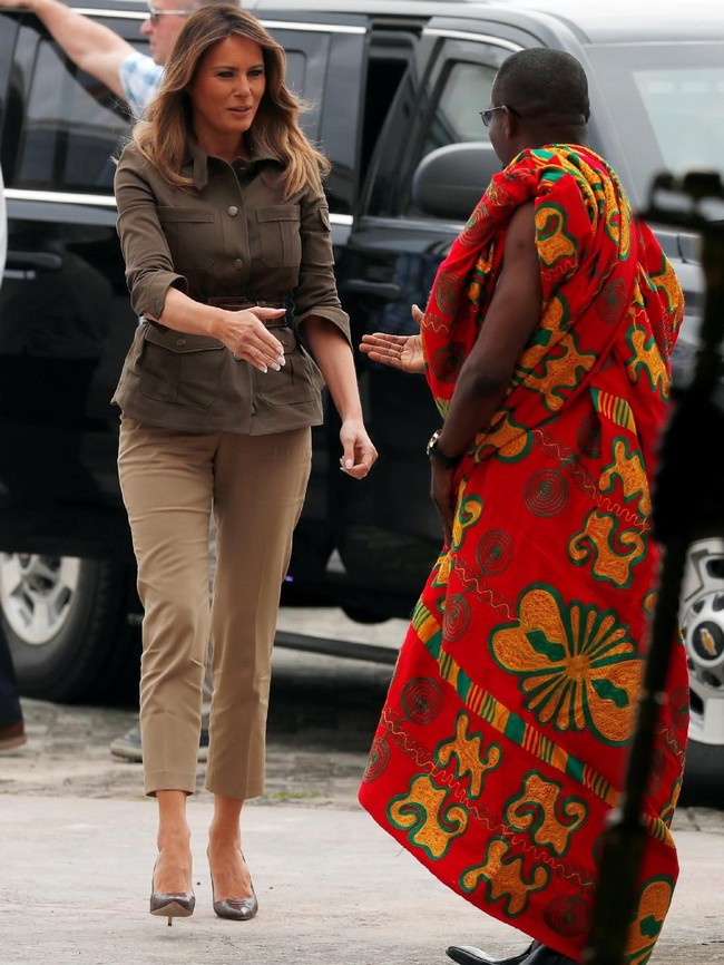 Kegiatan Melania di Ghana diisi dengan kunjungan ke situs bersejarah Cape Coast Castle, tempat yang dulunya dipakai untuk transaksi budak. Pada kesempatan tersebut, ibu satu anak ini tampil kasual dengan jaket army dari Veronica Beard dan loafer bermotif kulit ular Zara. (Foto: Reuters)