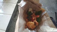 Namun jangan sedih, karena di tengah kemegahan acara pertemuan internasional ini juga terdapat tempat yang menjual makanan jauh lebih murah. Di koperasi atau kantin bernama Graha Sejahtera ini menjual nasi jenggo dengan harga Rp 7.000 per bungkus. Nasi bungkus tersebut konsepnya hampir sama seperti nasi kucing, hanya saja ukurannya lebih besar.