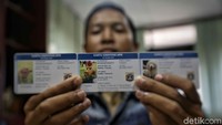 Petugas memperlihatkan identitas atau KTP anjing di kantor Dinas Ketahanan Pangan Kelautan dan Pertanian (KPKP) DKI Jakarta,  Jakarta Pusat, Selasa (9/10/2018). 