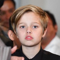 Saat masih kanak-kanak, Shiloh sering tampil tomboy dengan baju maskulin dan potongan rambut pria. Bukan hal yang aneh bila banyak orang yang mengiranya seorang anak laki-laki.  (Foto: Getty Images)