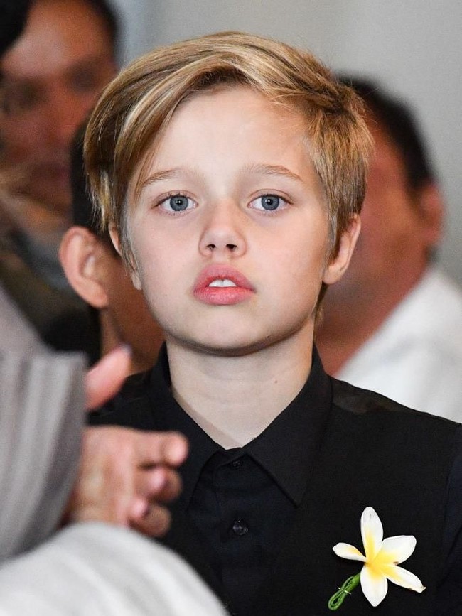 Si Tomboi Shiloh dari pasangan Brad Pitt dan Angelina Jolie mewarisi mata bulat dan bibir tebal sang ibu. Shiloh yang lahir pada 27 Mei 2006 kini berusia 12 tahun. Berambut pirang pendek seperti sang ayah, Shiloh lebih suka tampil dengan gaya sporty dan tomboi. Foto: Getty Images