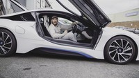 Mobil mewah terkini pun McGregor miliki salah satunya adalah BMW i8. Mobil tersebut syarat akan kecepatan yang sangat tinggi serta kemewahan namun ramah lingkungan. Foto: Instagram @thenotoriousmma